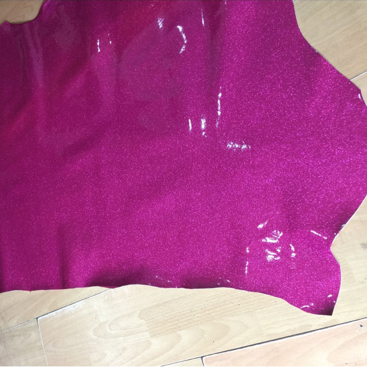 头层珠光牛漆皮 头层牛皮 镜面皮 皮革皮料 牛皮面料 玫红色