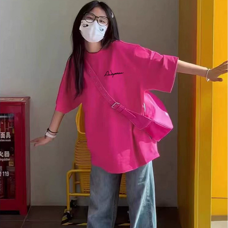 Летняя новинка 2025 года, популярная корейская версия, 100% хлопок, свободная милая футболка с коротким рукавом в цвете розово-красный, стиль допамин.