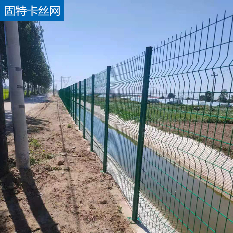 “桃型柱护栏网“厂区浸塑三角折弯护栏网高速公路防抛网安装快捷