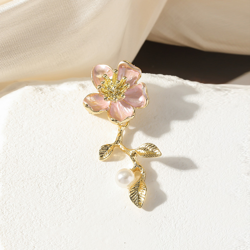 Nieuwe, stijlvolle en elegante cameliabroche voor dames, een modieuze emaille speld, een accessoire voor bij een pak._voghion.com