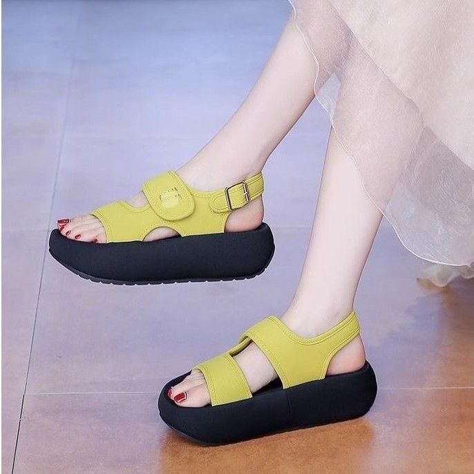 Explosiones de moda velcro sandalias mujeres 2026 nuevo verano salir en línea popularidad explosión casual suave zapatillas romanas