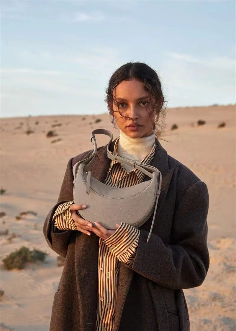 Borsa a spalla donna a mezzaluna con motivo litchi stile francese_voghion.com