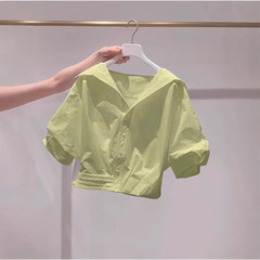ドーパミングリーンラペル半袖シャツ女性のための 2025 夏の新しいスタイルの小さな甘いショート年齢軽減シャツ