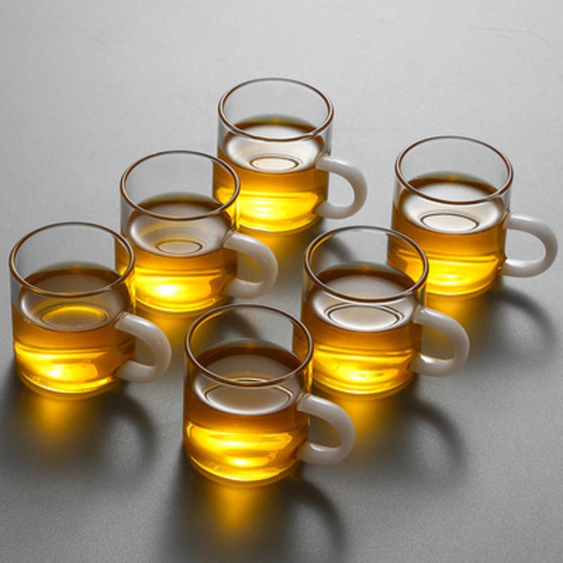 Venta al por mayor de vidrio borosilicato pequeña taza de té mango de color taza de vidrio con mango taza de té de Kung Fu transparente