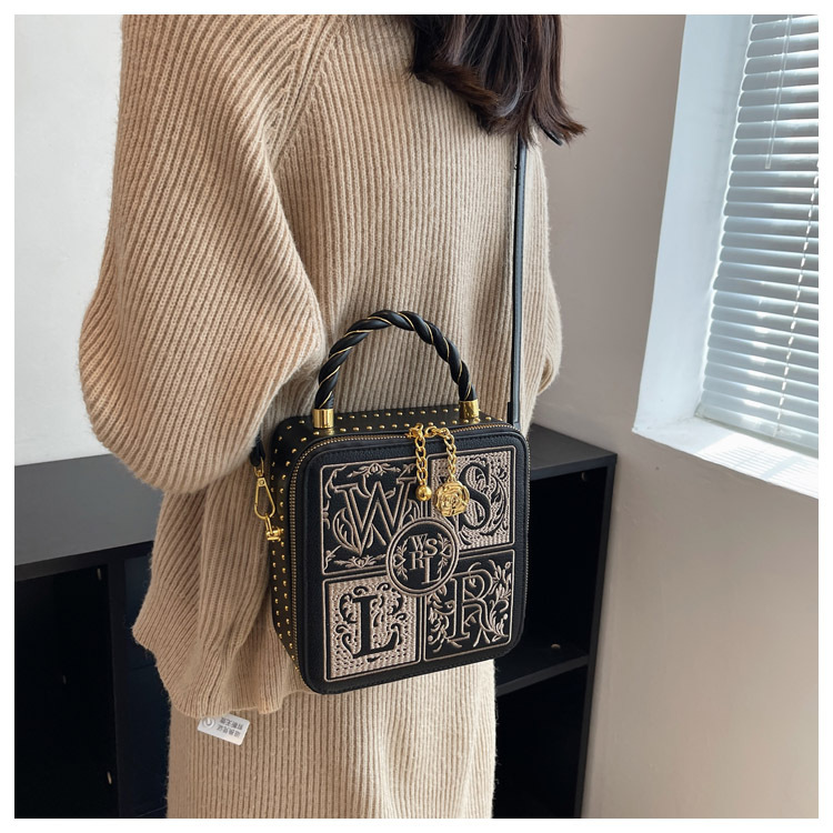 A New High-end Hand-held Embroidered Small Square Bag with A Niche Design. The Texture is Stylish and One Shoulder Diagonal Cross Box Bag_voghion.com