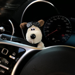 車の中の小さい置物のかわいい犬のぬいぐるみの子供は車内の装飾品の用品のワイパーを防ぎます。