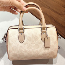 �ܼ��¿���ϻ�rowan��ʿ�D����μ�б�����^������Ů���r��