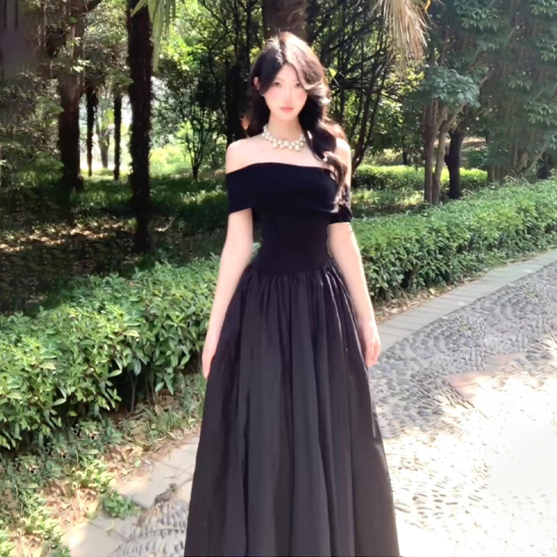 夏の女性向けの黒のワンショルダードレス、とても見栄えが良い、ヘップバーンスタイル、ハイエンド、絞りウエスト、美しいロングスカート|undefined