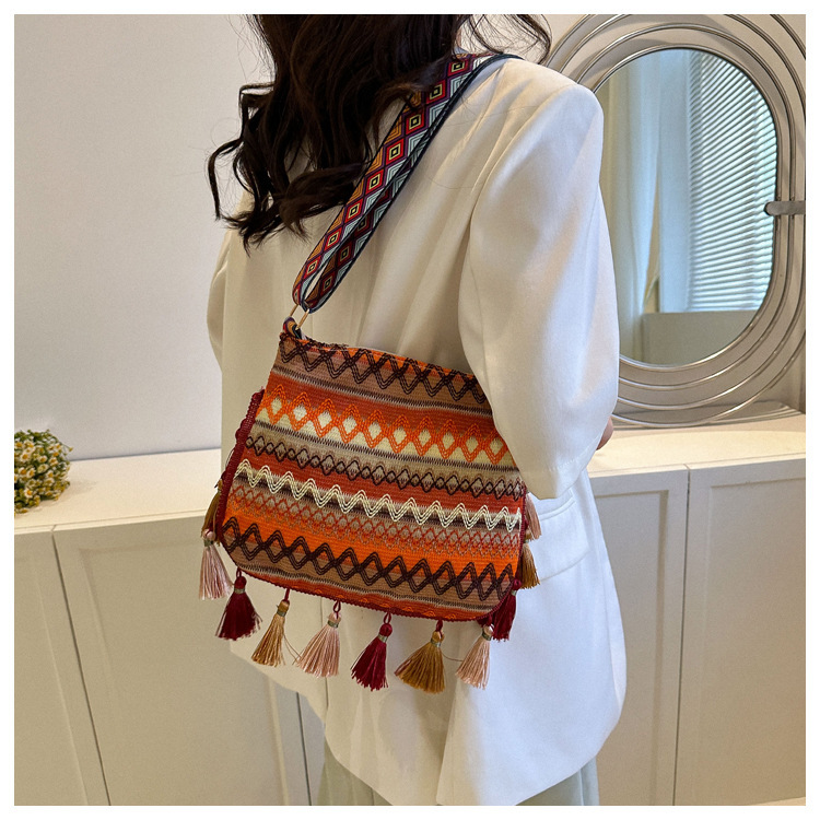 Women's Medium Special Geometric Ethnic Style Tassel Zipper Crossbody Bag display picture 9