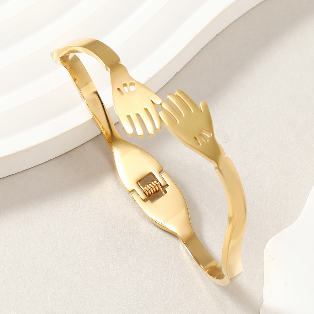 Nueva joyería de acero inoxidable de lujo diseño mano abrazo titanio acero primavera hebilla pulsera fabricante