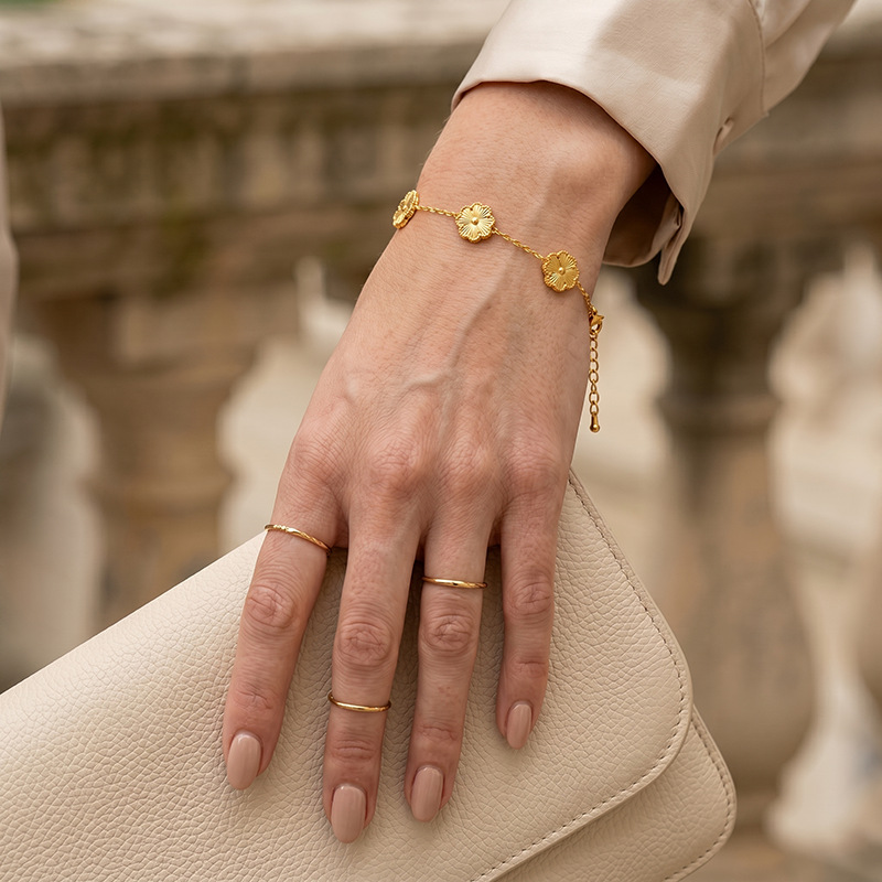 Tina Europa y América de moda de acero inoxidable dorado brazalete de hierba afortunada para mujeres de moda de diseño de estilo de cuatro hojas para mujeres