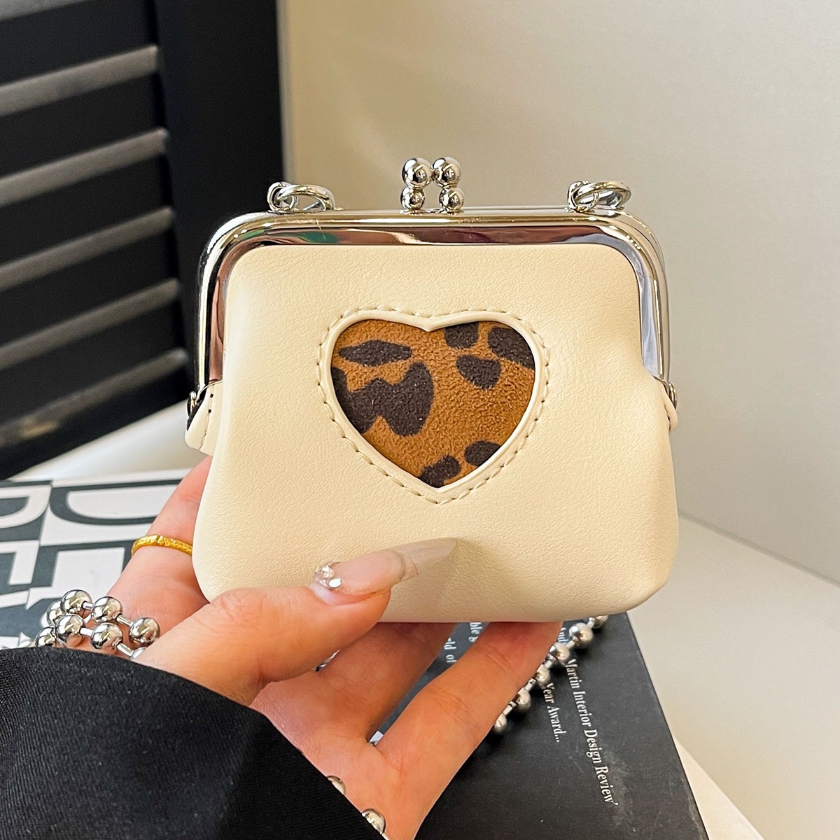 Paquete de cambio 2025 versión coreana de la bolsa de diseño de abanico de color de concha de nicho, cadena de colisión oblicua de todo fósforo, nuevo estilo, mensajero femenino de verano