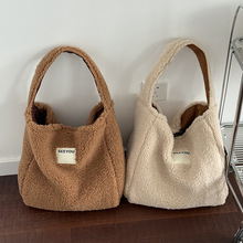 2025秋季新款绒毛磁扣纯色单肩斜挎包女休闲子母大容量水桶手提包