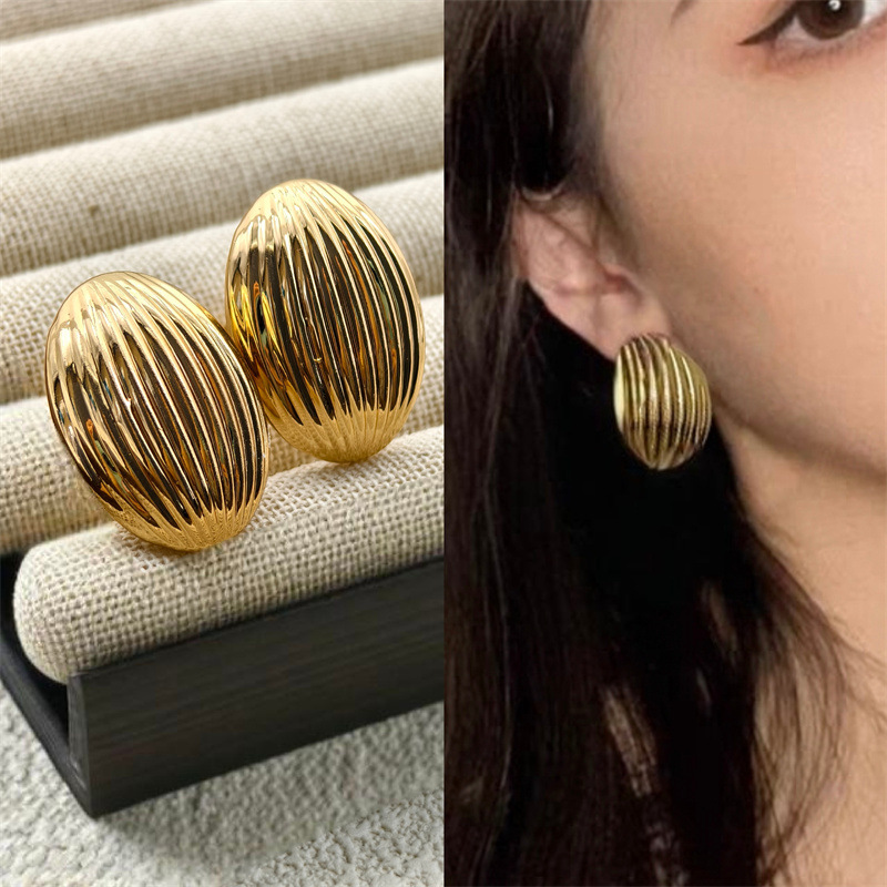 Ear clips, fashionable elegant large earrings, no pierced ears, European style