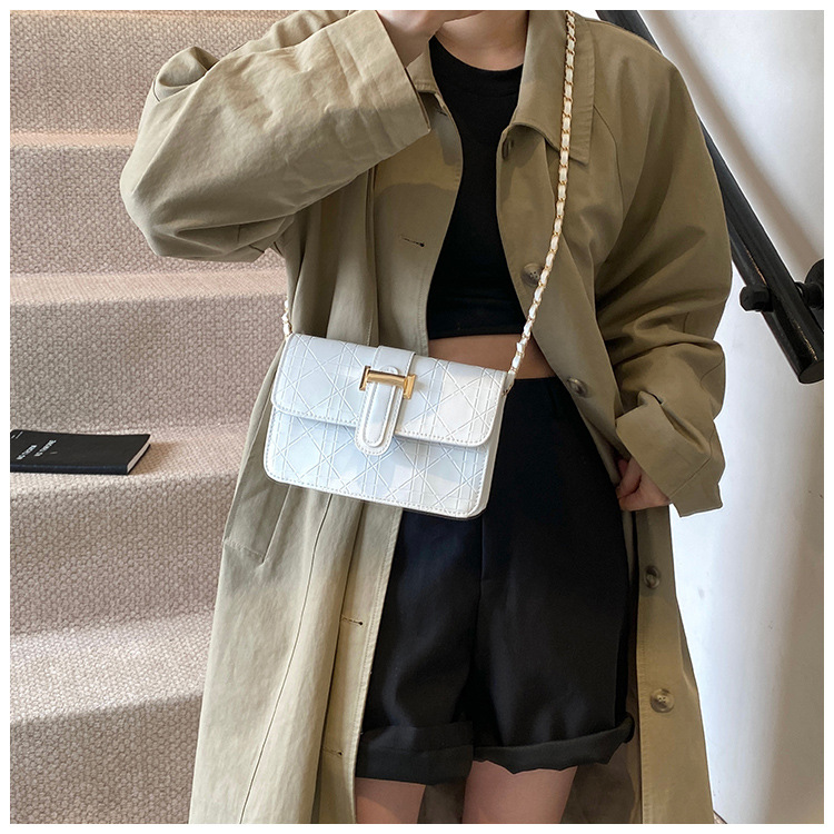 This stylish, high-quality, and trendy hand-held crossbody bag is a new cross-border women's bag for autumn and winter 2024. It features a checkered commuter single-shoulder bag undefined