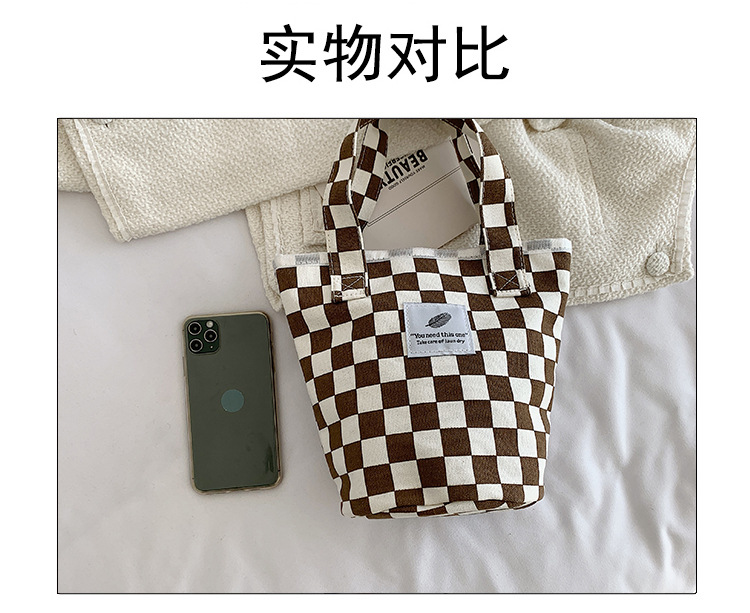 A fashionable new Japanese and Korean chic black and white checkered canvas bag, a large-capacity single-shoulder bag for women, and a simple student handbag Application Scenario