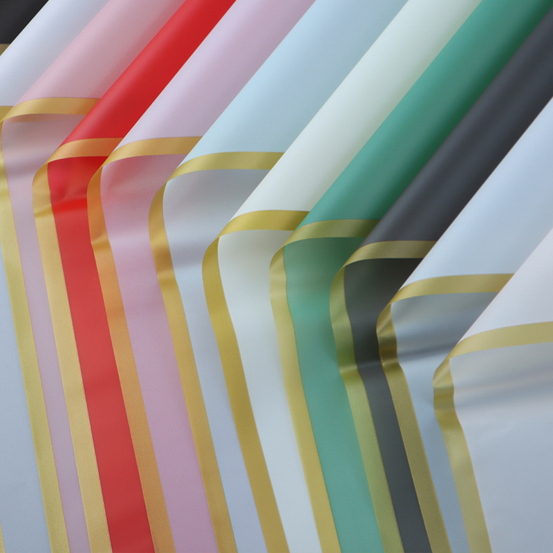 Gran cantidad y excelente precio de fábrica al por mayor impermeable ramo de flores papel de embalaje impreso coreano papel normal borde dorado jalea película 20 hojas