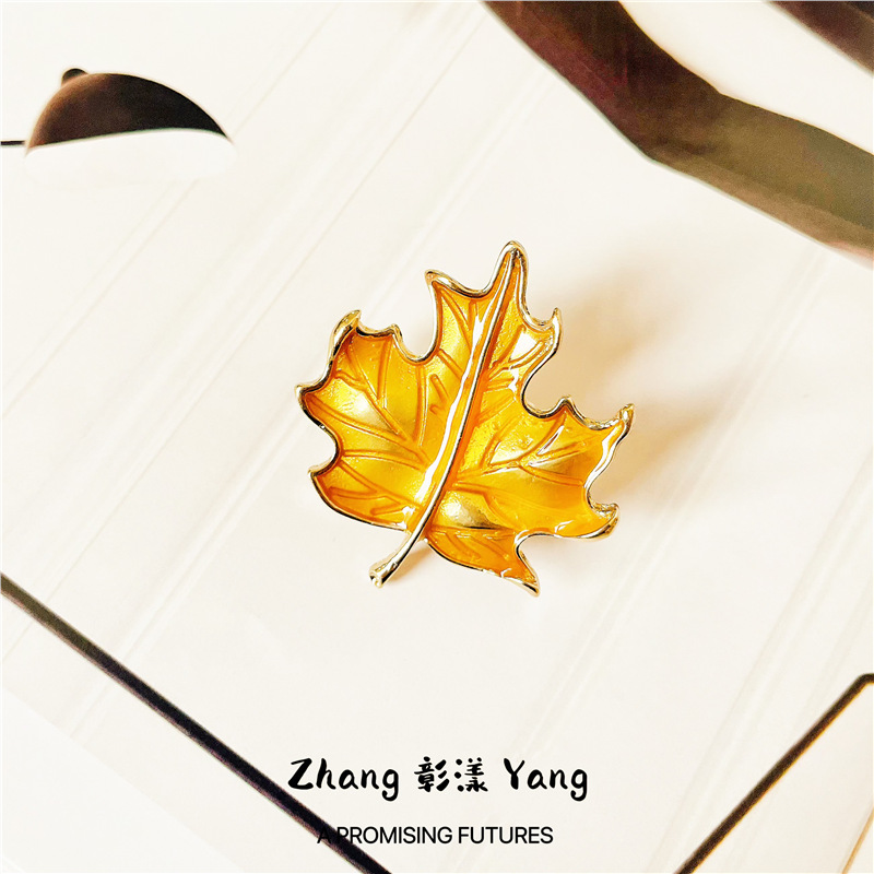 Vintage Maple Leaf Brooch for Women, Exquisite High-End Niche Anti-Exposure Pin, Neckline Fixing Brooch, Suit Accessory