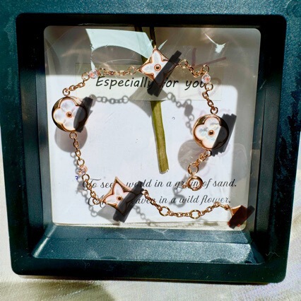 Light Luxury and High-End Lv Presbyopic Bracelet for Girls, 2025 New European and American Classy Elegant Fashion Jewelry