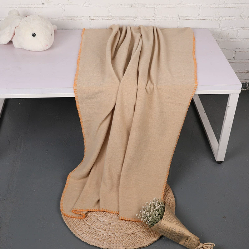 Оптовая продажа однотонных двусторонних пледов из полярного флиса, авиационных пледов, подарочных пледов. Возможно нанесение логотипа.