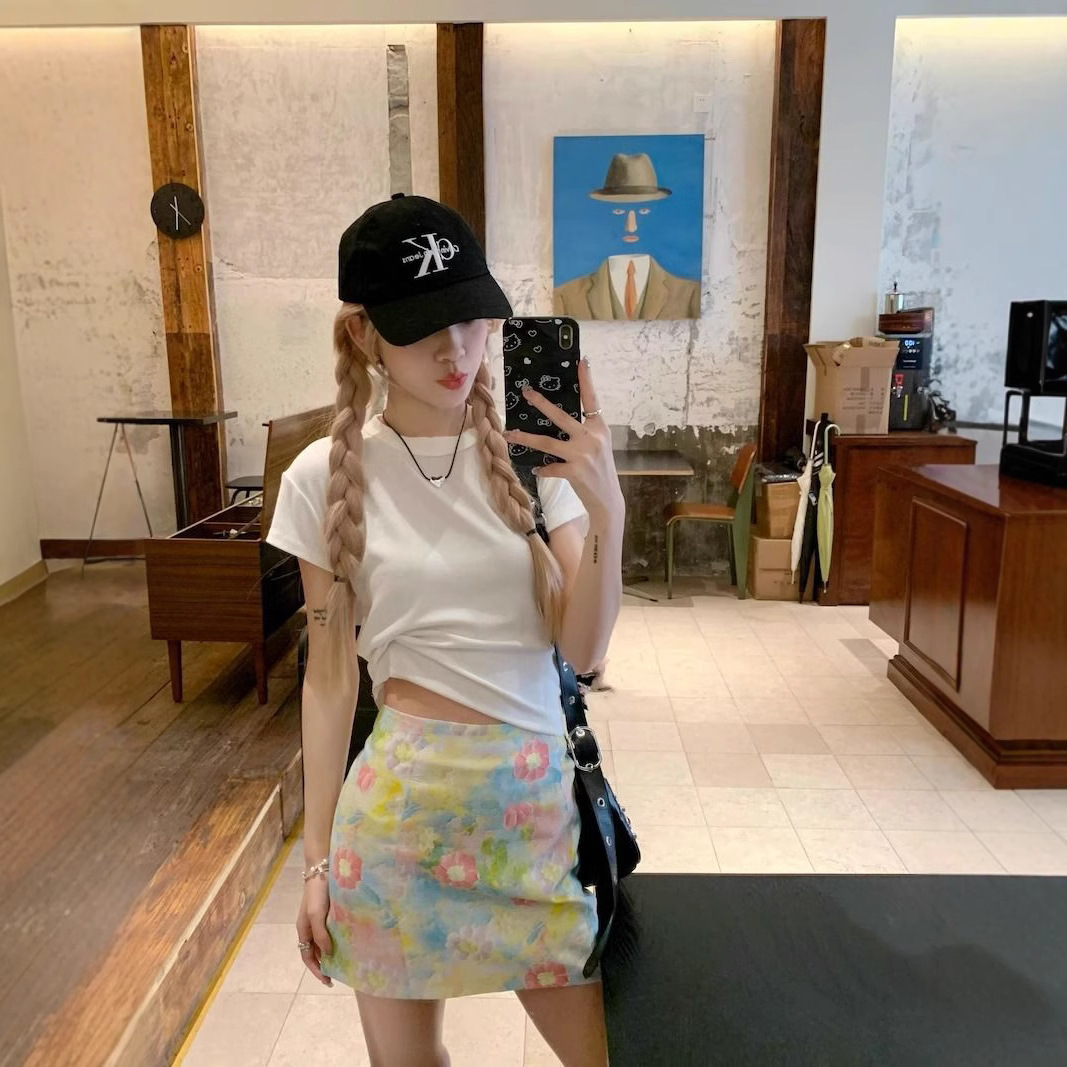 女性用小花柄スカート、夏用ハイウエストスリムAラインスカート、ニッチでシックな油絵スカート、ヒップカバースカート、万能ショートスカート