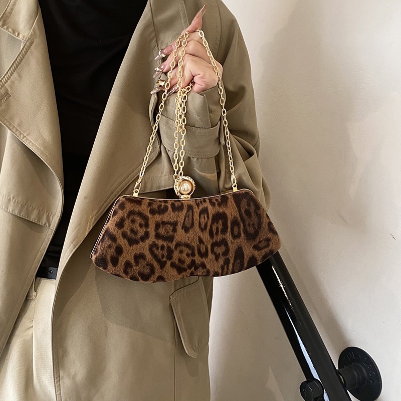 Bolso de hombro europeo y americano, bolso de mano para la cena, 2024 nuevo patrón de leopardo de moda, bolso de mujer de cadena popular.