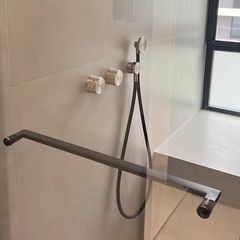 シンプルな壁埋め込み式シャワー、隠されたミニマルデザインの手持ちシャワーセット
