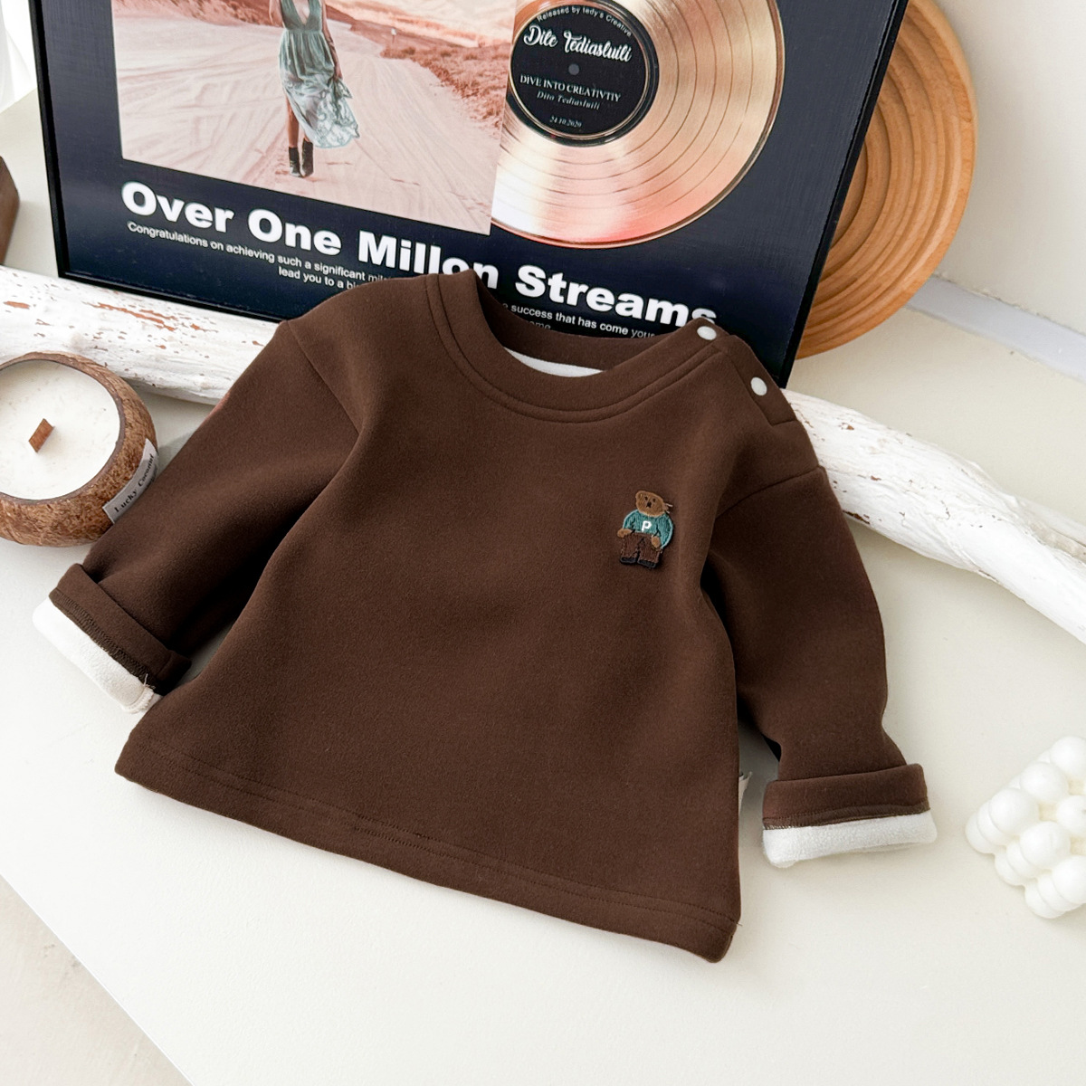 2024 invierno nuevo bebé Maillard plaid traje de estilo occidental engrosado, cálido y cómodo mono suave traje de dos piezas