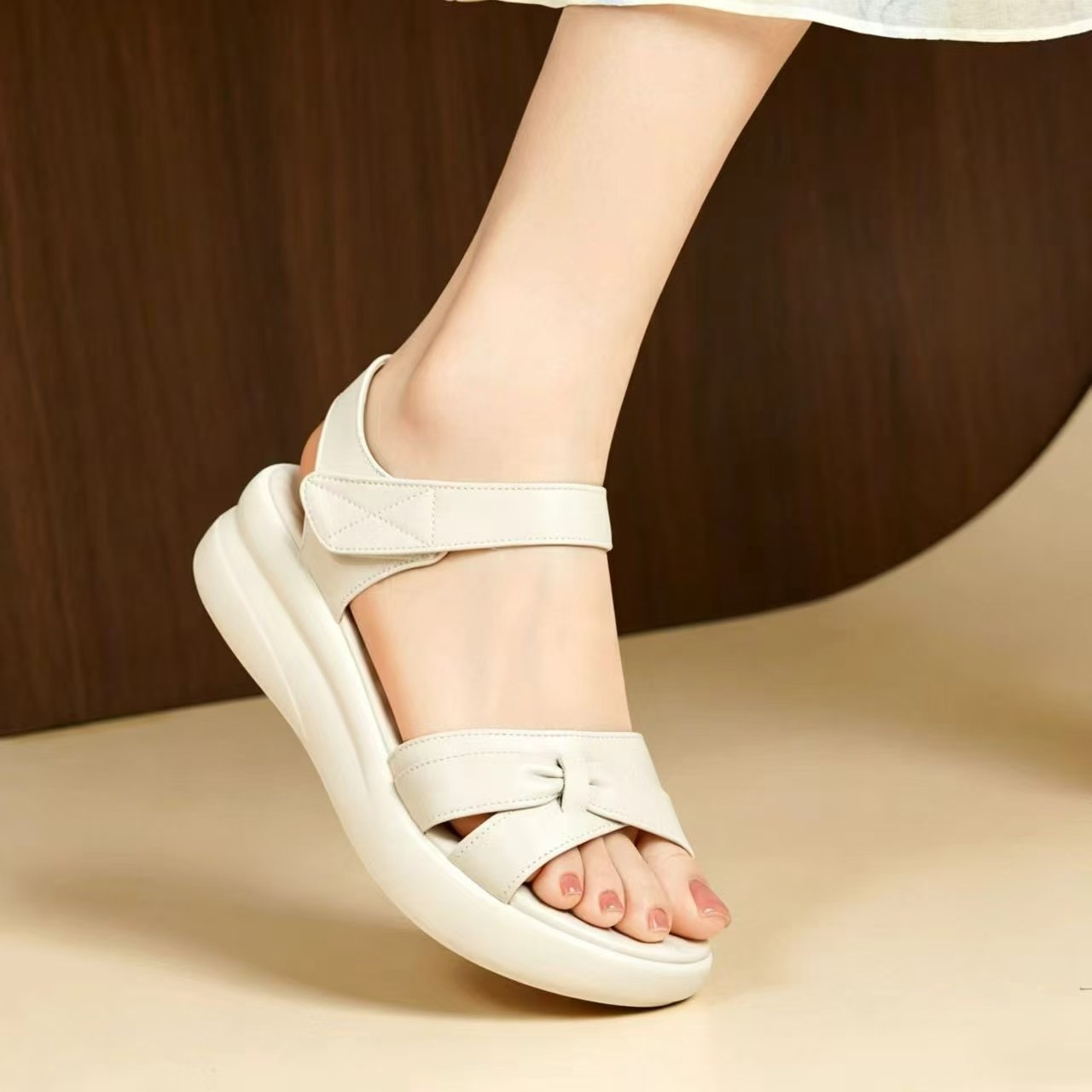 2026 verano nuevo cómodo ligero de mediana edad zapatos de cuero sandalias suaves zapatos de madre sandalias para mujeres para salir suela plana
