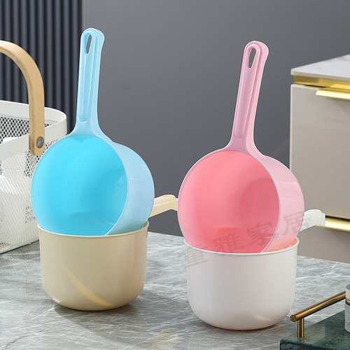 Water Ladle and Scoop Factory Wholesale Children's Shampoo Cup Hook Bathroom Shampoo Ladle Thick Plastic Kitchen Scoop