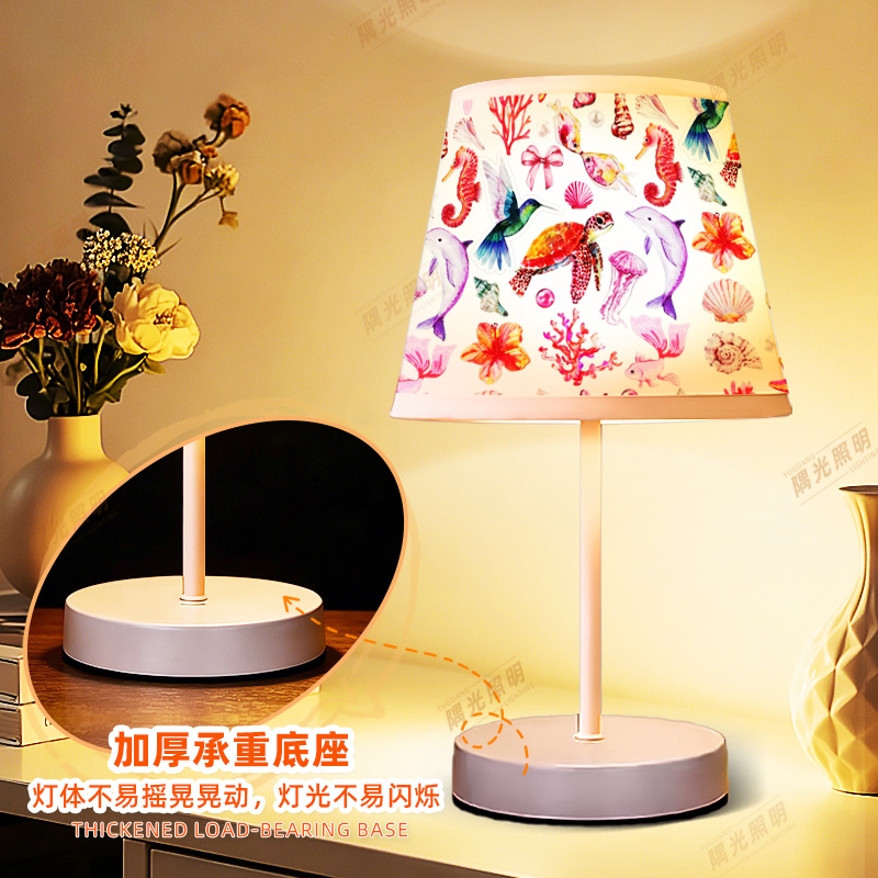 Tejido marino pintado a mano pequeña lámpara de escritorio USB carga ambiente de la habitación de niños escritorio creativo de lectura cabezal de cama luz de noche