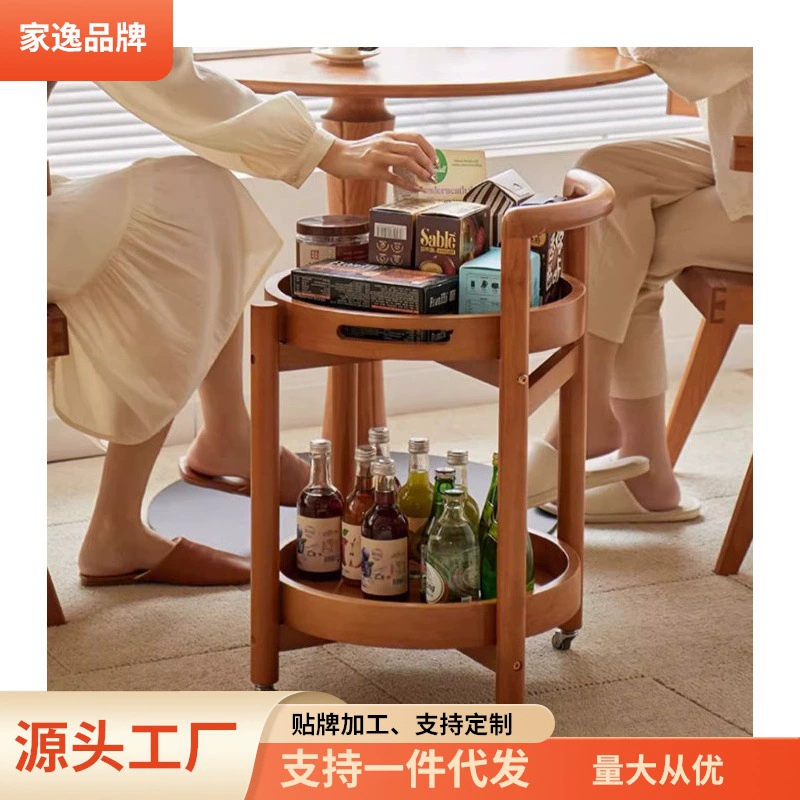 Домашний стол из цельного дерева несколько маленьких тележек на диване рядом с чайным шкафом