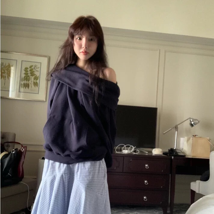 Now available: the same off-shoulder sweatshirt designed by Korean designer Baby Jiang, Korean-style women's clothing, smoot*m*d age-reducing hooded top