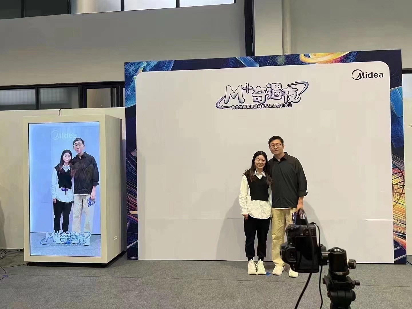 Holographic transparent screen display cabinet, 3d human body replication machine, human figure copying, interactive photography, creative AI digital virtual human undefined