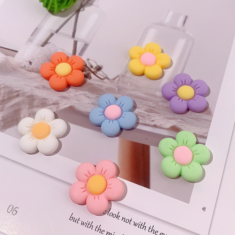 Venta caliente de cinco pétalos grandes accesorios de resina de flor diy caja de teléfono móvil adornamiento de cabello agujero material de parche de hebilla agujero al por mayor