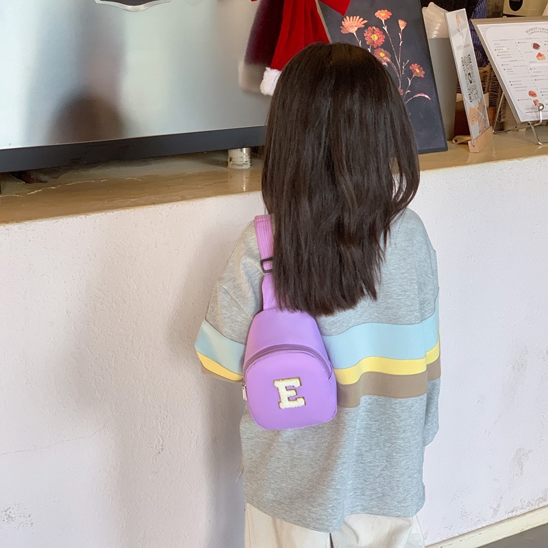 Coreana moda cool bolso de pecho para niños y niñas simple bolso de bebé de color sólido 2026 nuevo bolso de letras para niños
