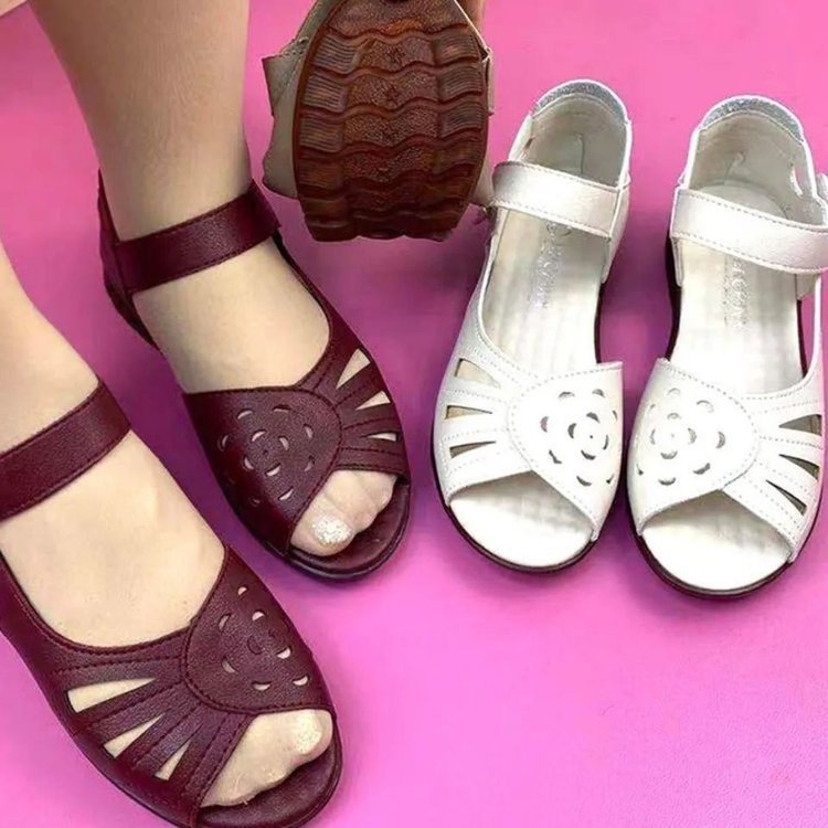 Sandalias de verano de explosión para mujeres 2026 nuevos zapatos de madre de tendón plano de mediana edad zapatos de playa