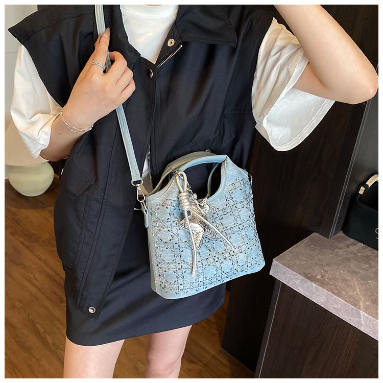A niche design, fashionable and versatile single-shoulder hand-carry commuter bag for women, a new summer 2025 simple crossbody bucket bag undefined