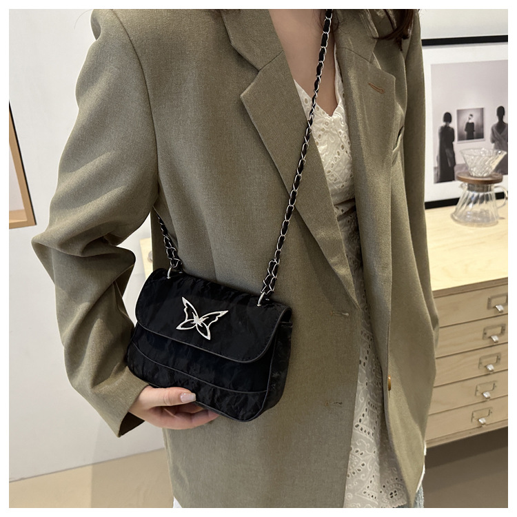 This is a trendy, casual, fashionable and simple crossbody bag for women with a niche design in the autumn of 2024 undefined