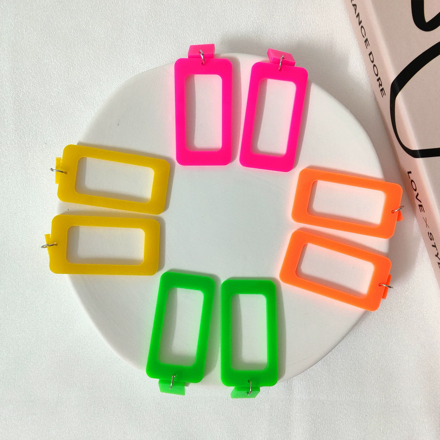 Европейские и американские преувеличенные прямоугольные полые акриловые Винтажные серьги Флуоресцентные серьги в стиле панк Светящиеся серьги