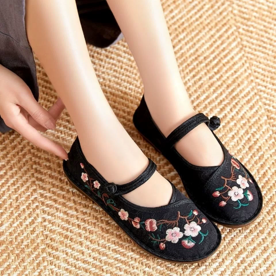 Новые стильные старые северные тканевые туфли для женщин, туфли с вышивкой ханьфу, свадебные туфли, туфли для мам на мягкой подошве, туфли для квадратных танцев в этническом стиле, красные туфли.