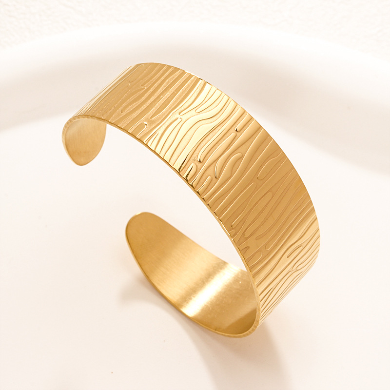 Fábrica en stock al por mayor de Europa y América transfronteriza de acero inoxidable en forma de C pulsera abierta ajustable chapado en oro 18K personalidad no se desvanece