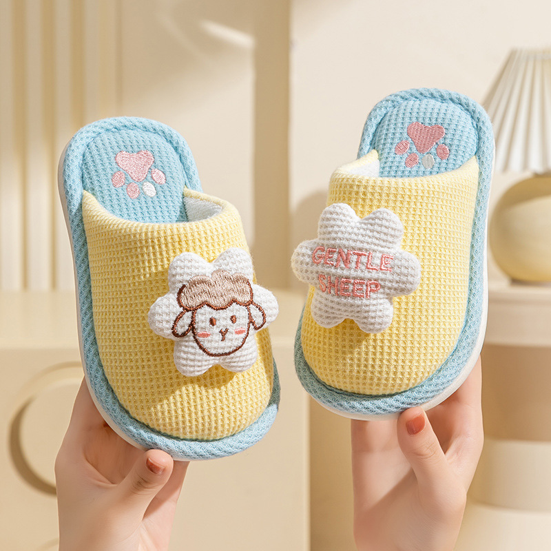 Invierno zapatillas de algodón para niños, niños y niñas, padres e hijos, bolsas de dibujos animados lindas, tacones antideslizantes para bebés en el interior, zapatillas de lana casera
