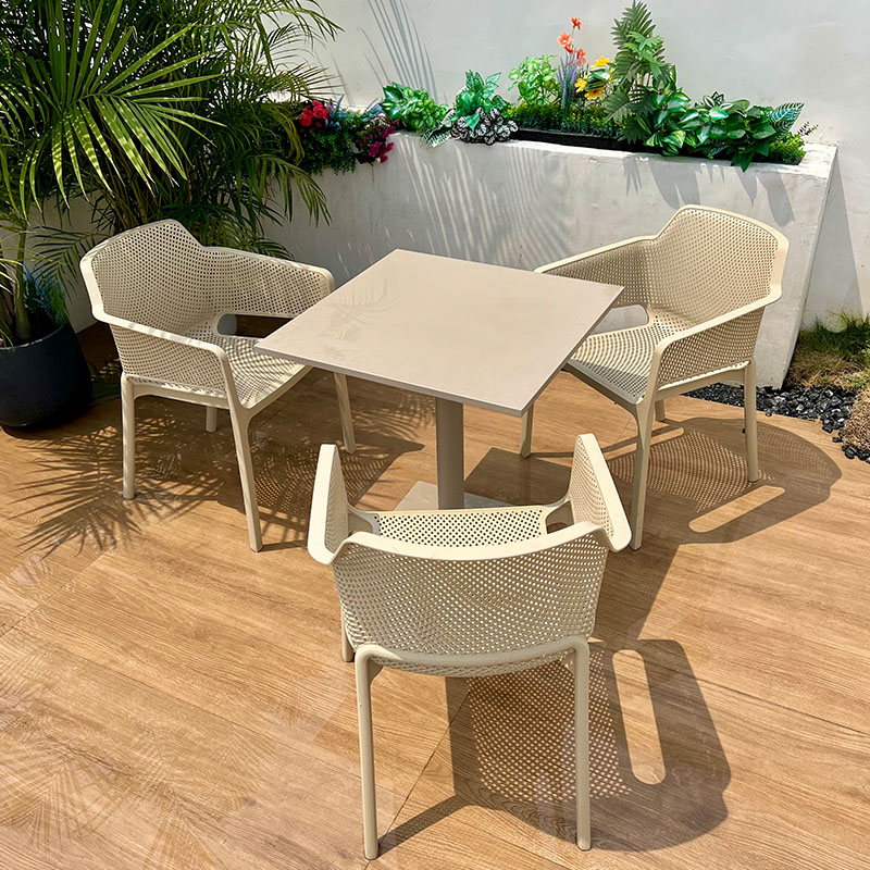 Mesa y silla de patio al aire libre combinación de balcón al aire libre zona de ocio jardín tienda de té de leche de plástico exterior impermeable y protector solar