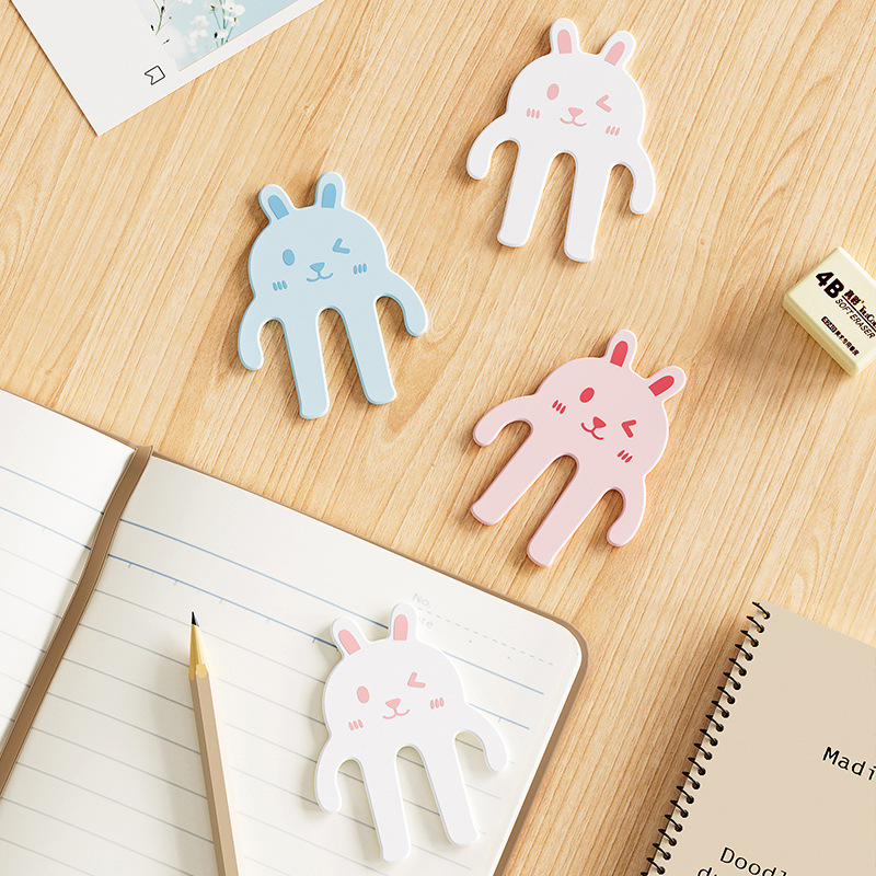 Clip de libro lindo de dibujos animados portátiles los estudiantes leen folletos y carpetas, partituras de piano y partituras fijas.