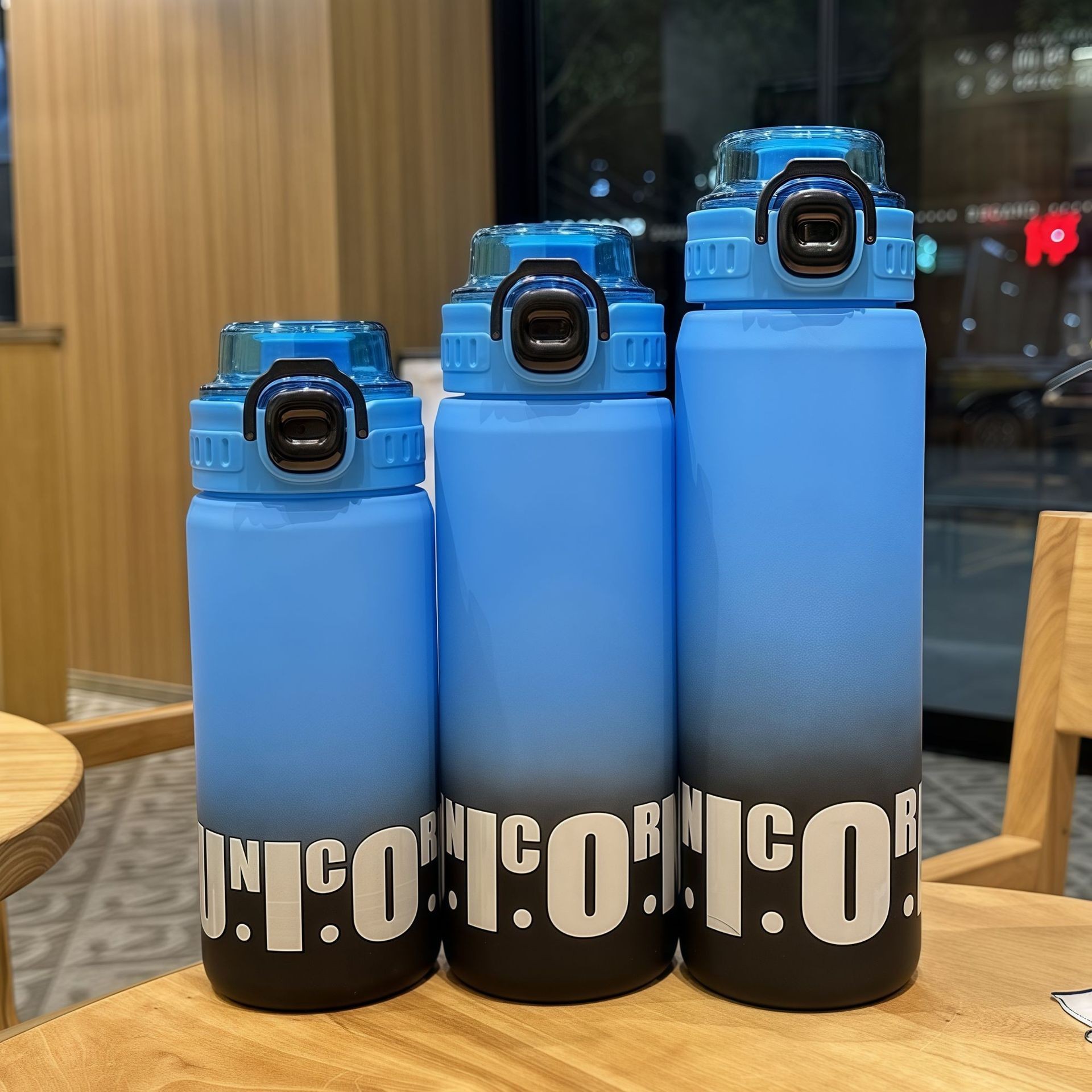 Sinbei transfronterizo taza de agua de plástico de color gradiente portátil para niños 950ml capacidad de estudiantes hervidor de agua al por mayor