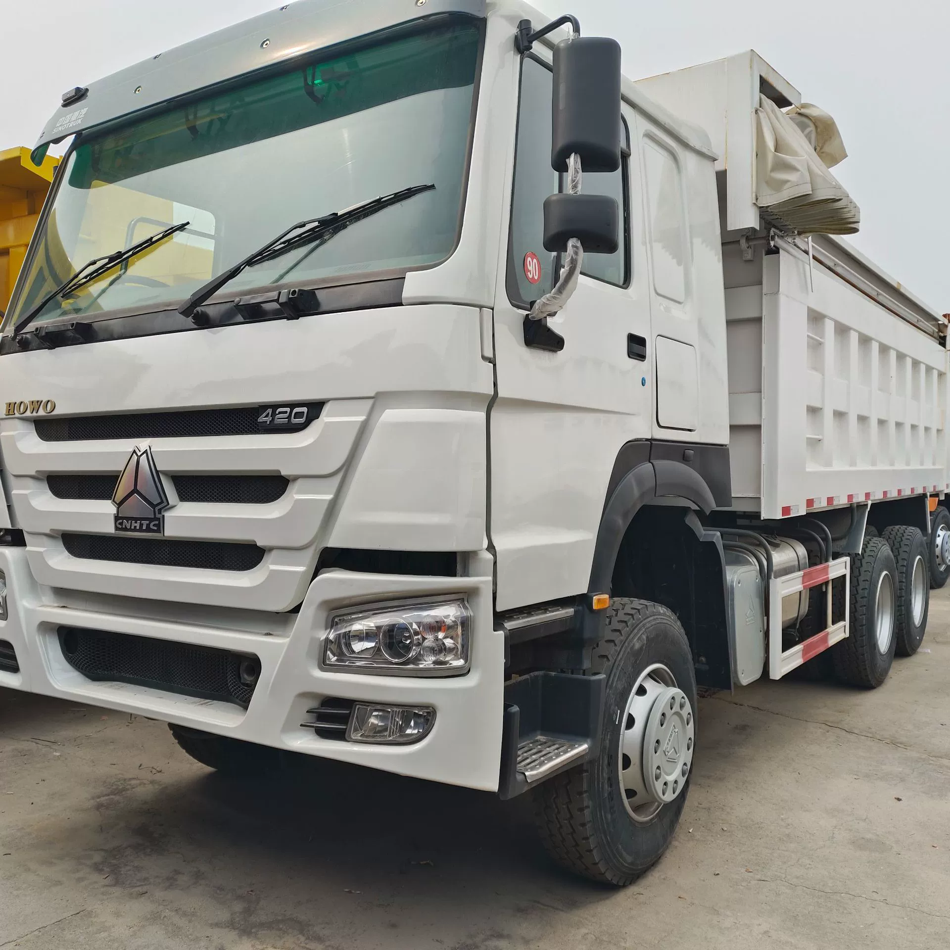 Трансграничный экспорт инженерного самосвала SINOTRUK Howo 8X4, тягача Howo 371 с экологическим стандартом Евро-3 и достаточной мощностью.