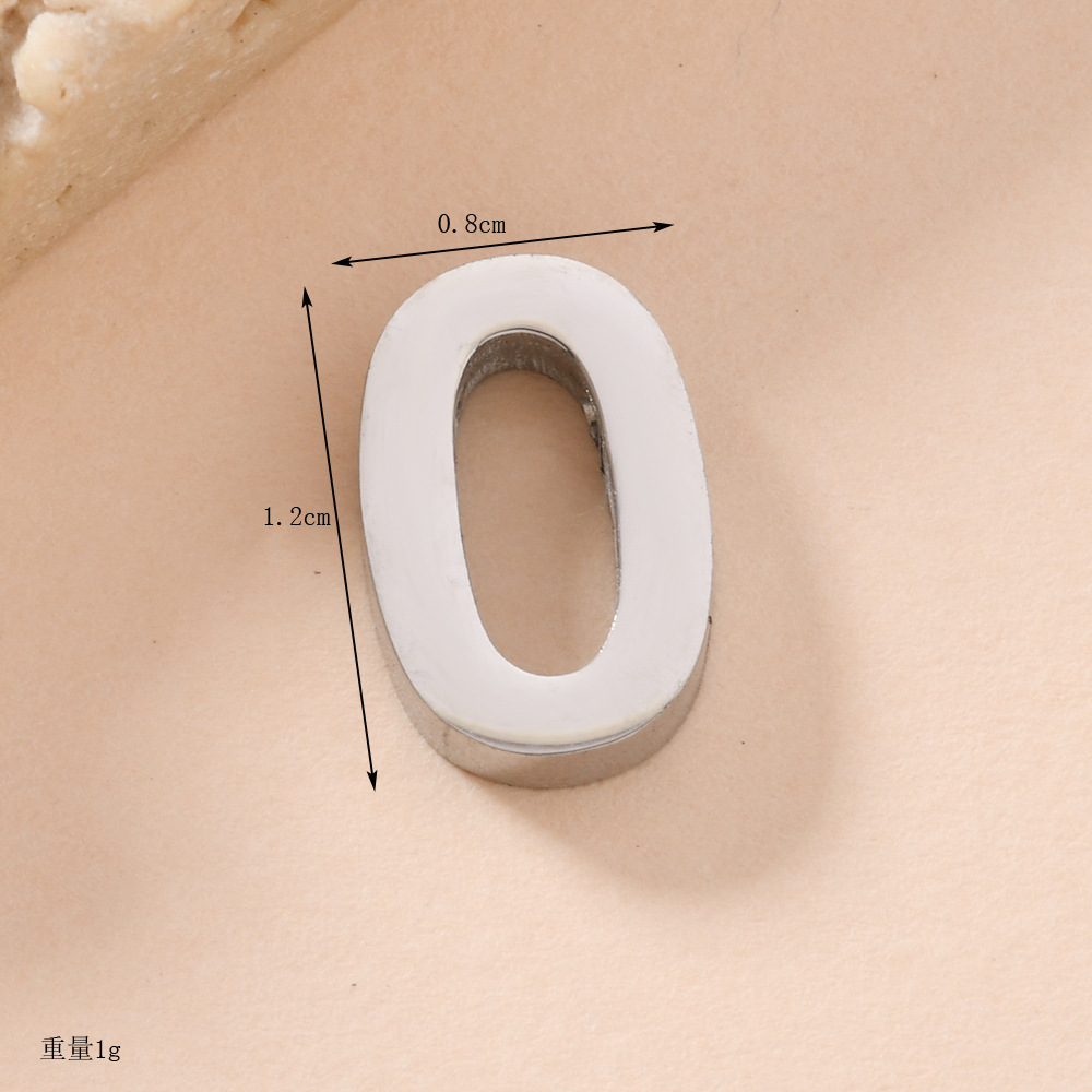 Venta caliente transfronteriza 26 letras inglesas colgantes de agujero recto collar de acero inoxidable colgantes accesorios de letras de bricolaje fabricantes de joyas