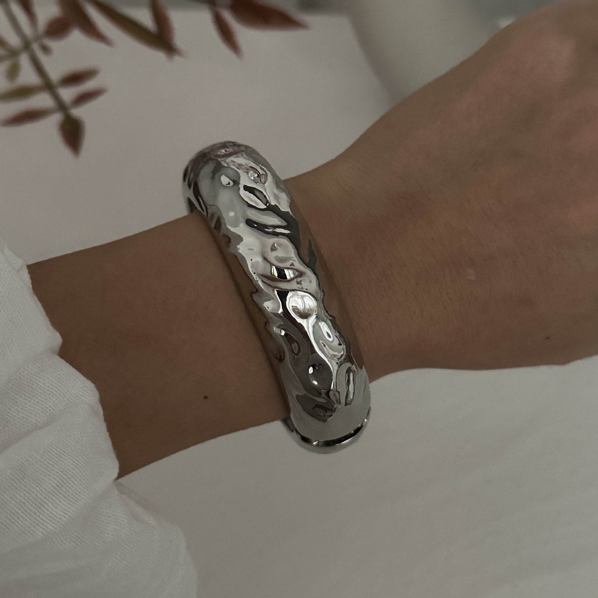 Exaggerated Solid Color Alloy Bangles Wholesale display picture 13