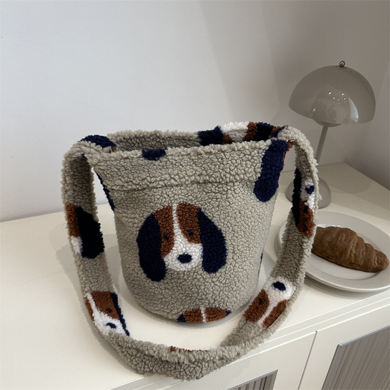 La versión coreana de otoño y invierno del nuevo material de lana de gran capacidad de la bolsa de mujer de viaje de viento perezoso de un solo hombro inclinado de la moda